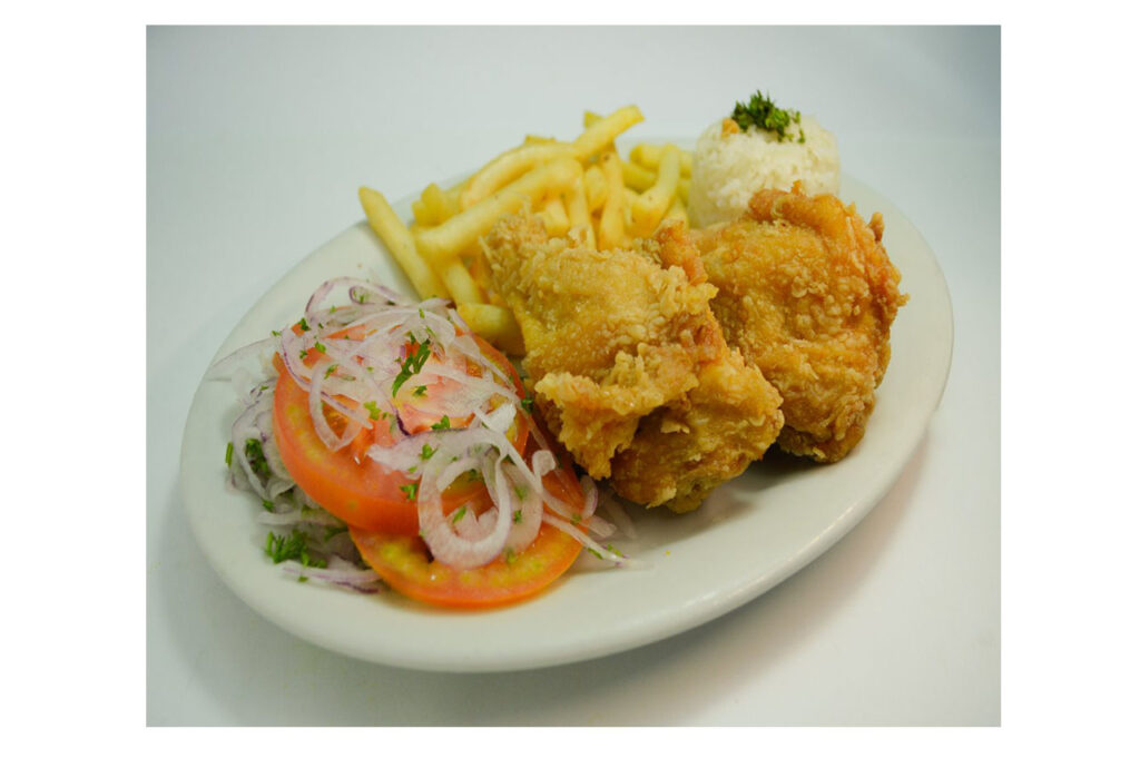 Bandeja con pollo broaster